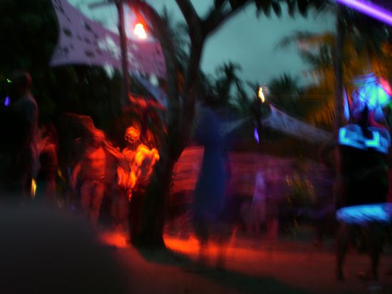 Auf der Dschungle Expieriences (Goa-Party) im Baan Tai Dschungle: es wird Tag.