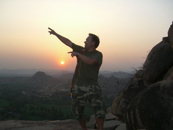 Sunrise auf den Manthanga Hills bei atemberaubenden Ausblick über Hampi
