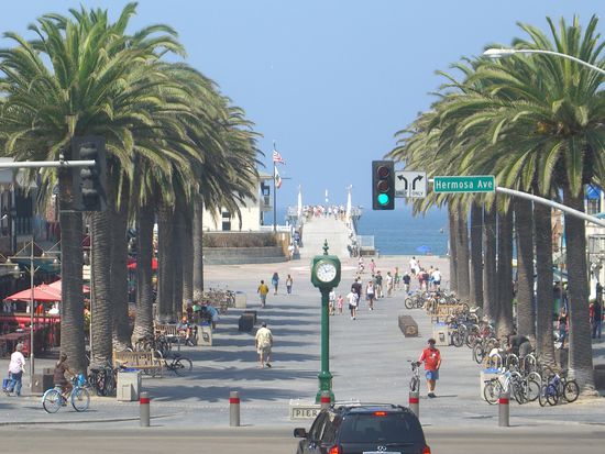 Hermosa Avenue, wo das Surf City Hostel direkt am Strand liegt