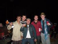 Geselliger Abend am Lagerfeuer Bild von links nach rechts: Fandy aus Singapore, Chris aus Leverkusen, meine Wenigkeit aus Berlin, Morgan aus Wales und Brian aus Liverpool