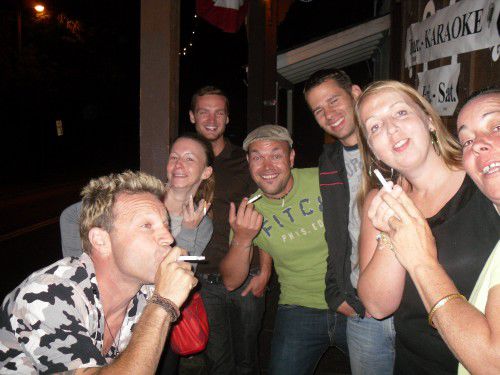 am Abschiedsabend im aeltesten Pub Kaliforniens, vorn links im Bild Grege unser Guide, dahinter Mia aus Nuernberg, dahinter Morgan und ich sowie rechts neben mir Chris, davor Karina aus Daenemark und ganz rechts vorn Emma aus Sakramento California