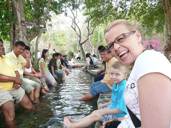 verdammte sch.... ist das heiss!!! Das Wasser hatte so um die 50 Grad (gemessen hab ich natuerlich nicht, es stand so aufm Schild