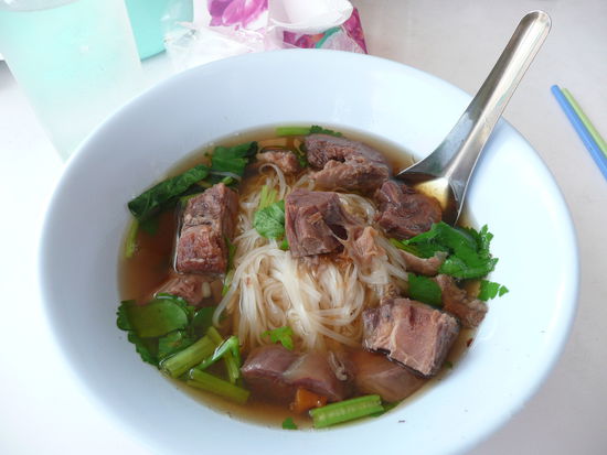 So sieht meistens unser Mittagessen aus. Entweder Rindfleisch- oder Huehnersuppe mit Nudeln. Hmm, schmeckt total lecker und ist immer frisch zubereitet!!!