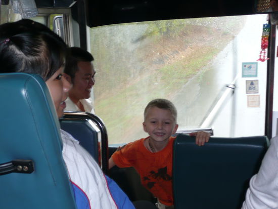 Paul unterhaelt den Beifahrer, draussen regnet es in Stroemen