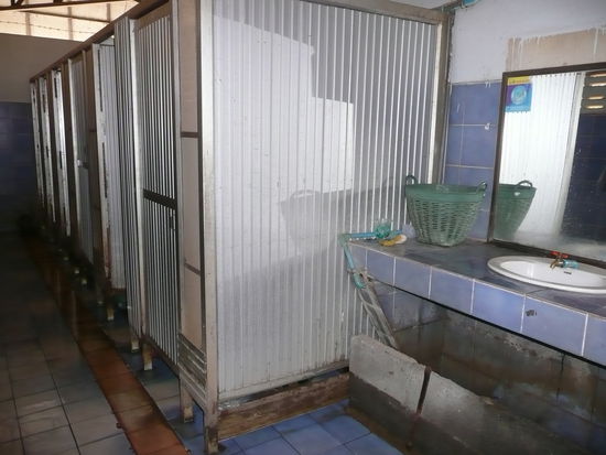 Damit ihr mal eine Vorstellung bekommt: in diesem Stil koennt ihr euch eine Toilettenanlage auf einer Bus-Station vorstellen. Was hinter der Tuer liegt, ihr wollt es nicht sehen. Glaubt mir!