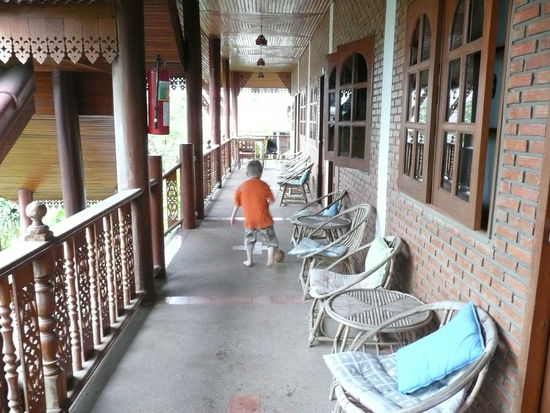 Paul spielt Thai-Fussball auf der Veranda von Bens Guesthouse