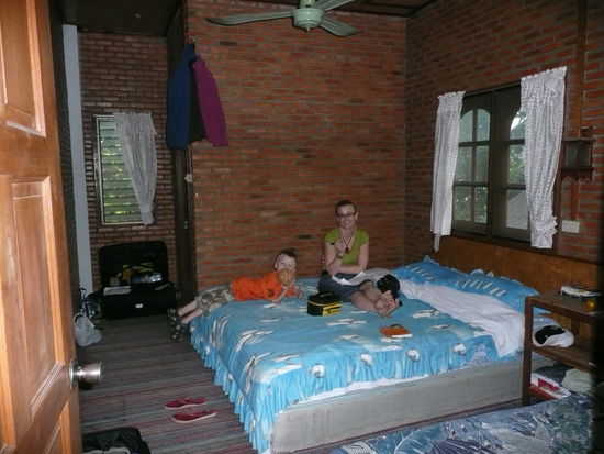 Chiang Rai, Bens Guesthouse. Unser Zimmer! Seht ihr die Fleecjacken? Befestigt mit zwei Buntstiften in den Backsteinloechern. Erfinderisch muss man sein!!!