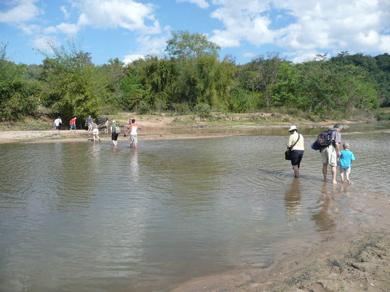 Raus aus dem Boot, der River Mae Kok hat Niedrigwasser. Laufen am Ufer ist angesagt.