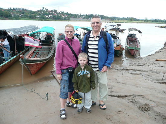 Am Mekongufer, noch auf der thailaendischen Seite kurz vorm Einsteigen