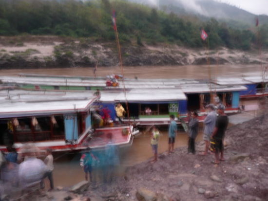 Ankunft abends in Pakbeng (Zwischenstation und eine Uebernachtung auf dem Weg nach Luang Prabang) mit den Nachtmodus aufgenommen, deshalb etwas unscharf...ihr verzeiht