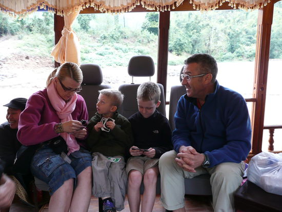 Unser bequemer Dreisitzer. Wir spielen mit Pauls amerikanischem Freund Reece UNO.