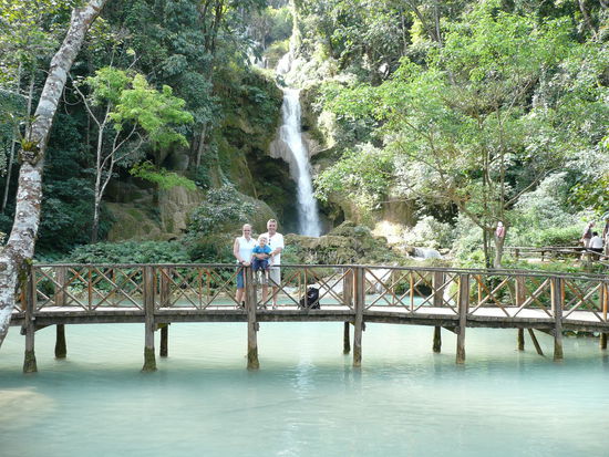 Familienfoto vorm hoechsten Fall des Tag Kuang Si.