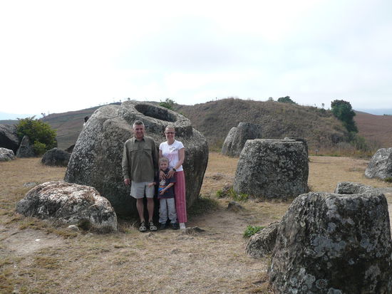 Auf der Ebene der Steinkruege (Site 1) und vor dem groessten aller Monolithen