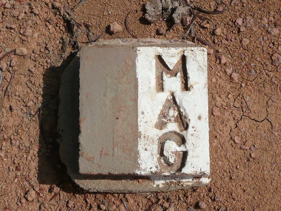 Sicherheitsbereich der MAG. Rechts und links am Weg war je ein solcher Stein und innerhalb der weissen Markierung musste man laufen.