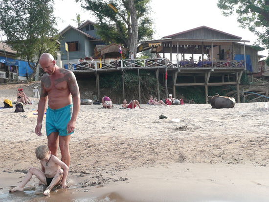 Paul verbuddelt grade Olis Fuesse