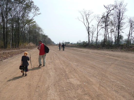 Den Grenzweg zwischen Laos und Kambodscha muss man zu Fuss gehen