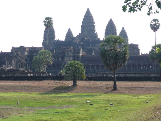 Die fuenf grandiosen, maiskolbenfoermigen Tuerme von Angkor Wat