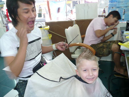 Paul beim Thai Friseur