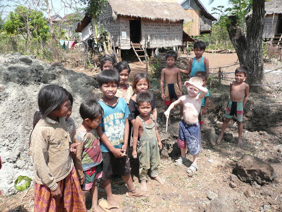 Paul umzingelt von kambodschanischen Kindern