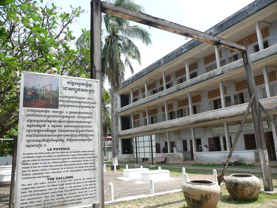 Tuol Sleng eine ehemalige Schule, die von der Khmer Rouge zum effizientesten Folterzentrum des Landes ausgebaut wurde. An dieser Stelle wurde die Leute gehaengt, oder ertraenkt. Grauenhafte Vorstellung...