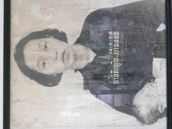 Ihr und dem Baby legte ich eine Rose auf den Bilderrahmen