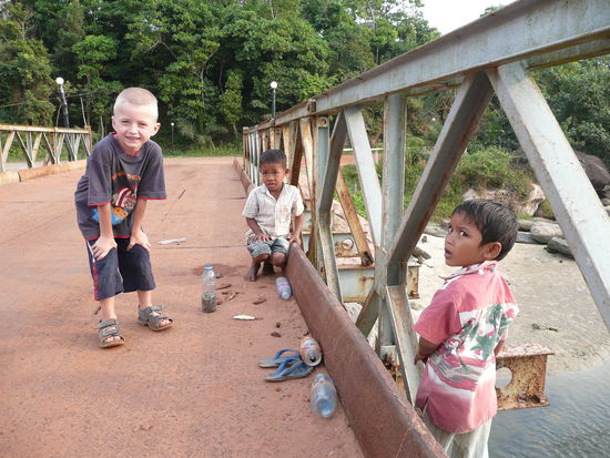 Zwei kleine Jungs beim Angeln. Der Junge mit rosa Shirt war bestimmt nicht aelter als 4 od. 5 Jahre. Gefangen habe sie kleine Fischle - Paul hat mitgeholfen