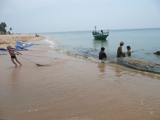 Paul hilt den Fischern beim Netz einholen