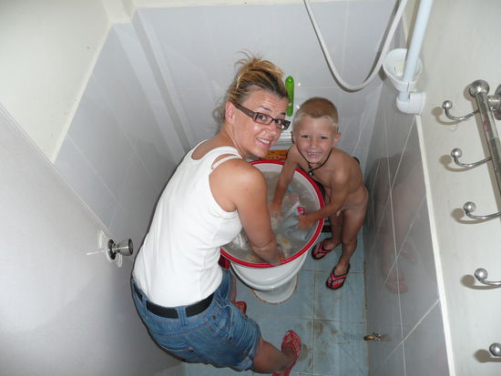 Beim Waeschewaschen im "Badezimmer"