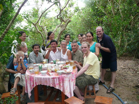 Hintere Reihe von Rechts nach Links: Richard und Binh