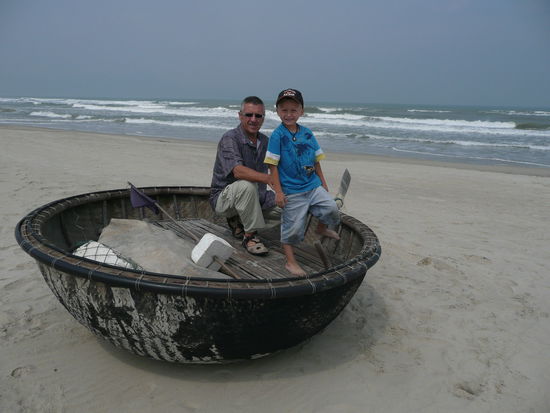 Am New China Beach in einer "Nuss-Schale", welche tatsaechlich als Boot benutzt wird
