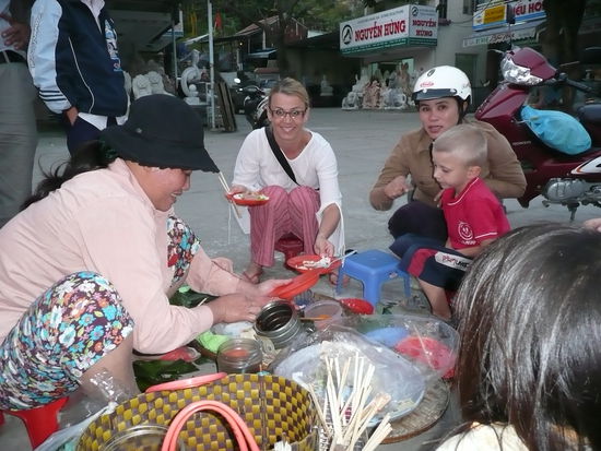 Vorspeise: Reisteigblaetter mit Kraeutern und Salat. Seht ihr die kleinen Hocker?