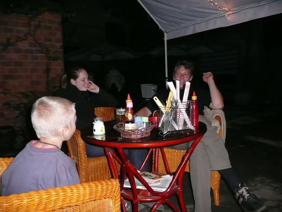 Paul zieht sich den Stuhl zu Birgit und Torben, um sich mit denen ausgiebig ueber diverse Reiseziele zu unterhalten.