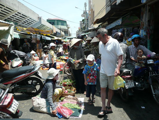 Auf dem Tagesmarkt in Phan Tiet - Manfred kauft dort eine Haengematte