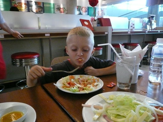 Paul beim Chefsalatessen