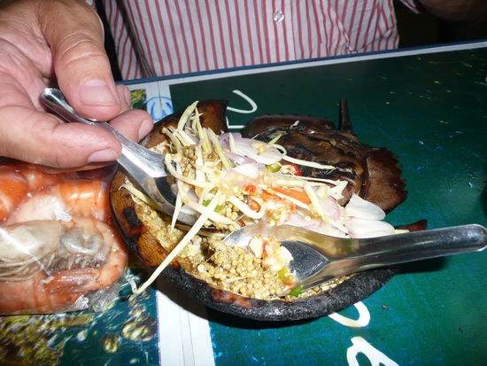 Horse Shoe Crab - grade hab ich es erfahren, unser neuer Vermieter hat es mir gesagt. Es gibt zwei Varianten eine giftige und eine ungiftige. Und wie gesagt, werden nur die Eier gegessen.