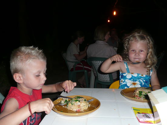 Paul mit seiner neuen Freundin Lisa beim Abendessen (Lisas erstes Abenteuer!) Suess die beiden...