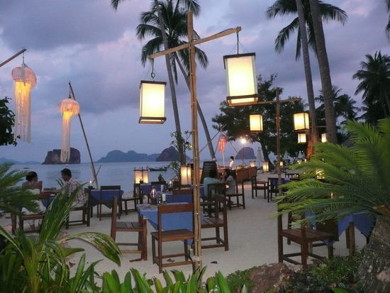 Beim Abendessen im Tapawarin