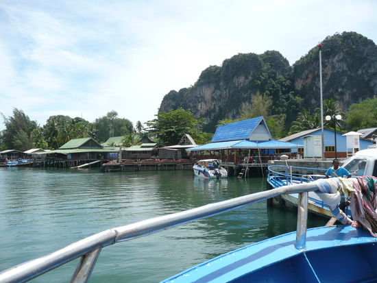 Die Felsenkueste von Had Yao, bzw. Hafeneinfahrt