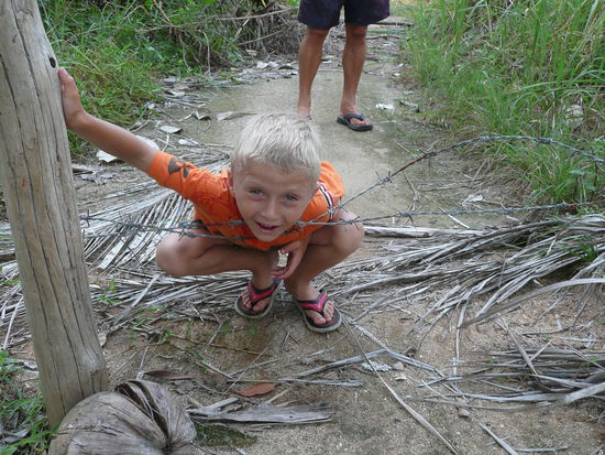 Stacheldraht quer ueber dem Tsunami Fluchtweg