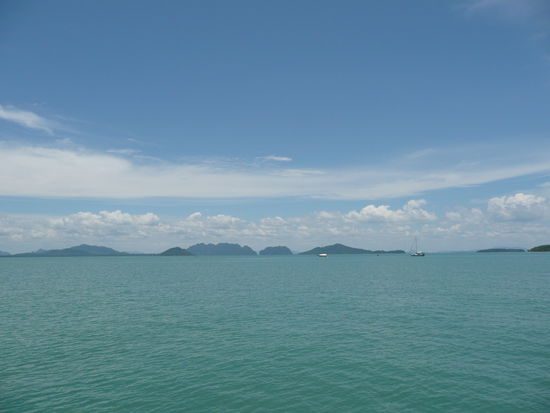 Longtail-Boote bieten Inseltouren nach Ko Nam Nui, Bubu Island, Ko Po und Ko Klang an.