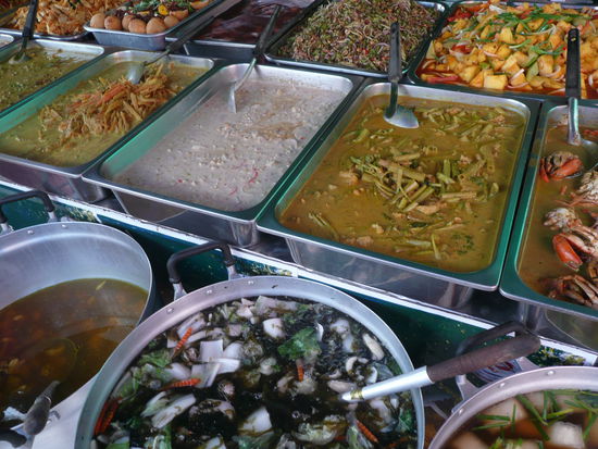 ein letztes Mal schlemmen auf dem Markt in Krabi