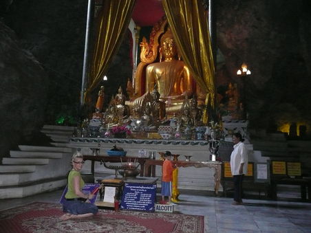Die Haupthoehle mit der grossen Buddhastatue.