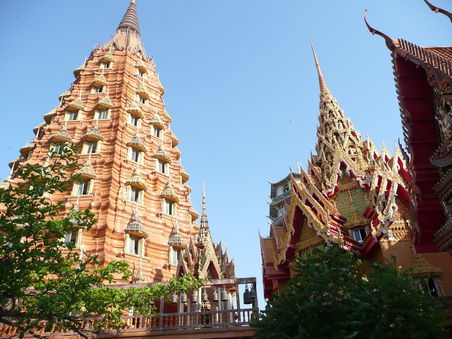 Wat Tham Kao Noi, bzw. Wat Tham Sa mit den roten und goldenen Ziegeln. Toll!!!