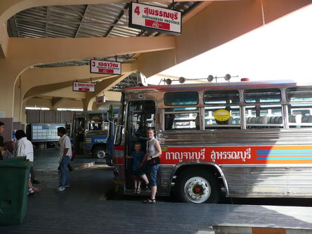 Kanchanaburi Bus Station, Plattform 4, Bus 411 nach Subhan Buri