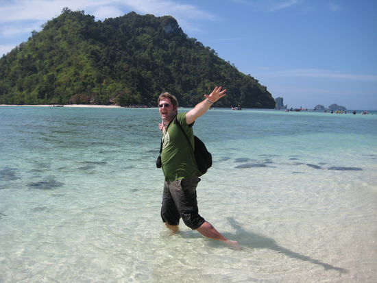 man beachte die hervorstechenden Bauchmuskeln, im Hintergrund Chicken Island