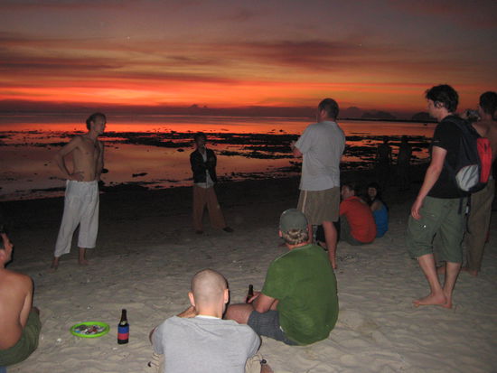 gemeinsamer Sonnenuntergang an unserem Beach - huebscher Kerl im gruenen T-Shirt uebrigens