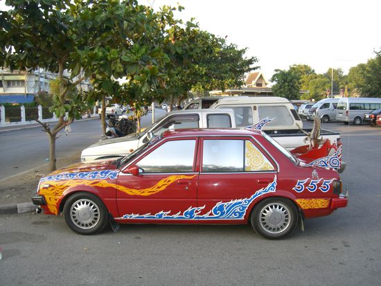 man beachte den Heckspoiler in Vogelform