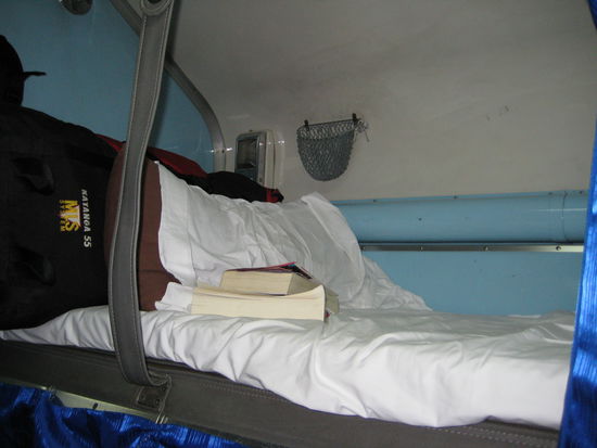 mein Schlafsarg, daneben 39 gleichartige