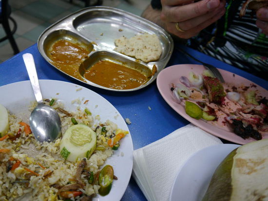 die Reste - Nan mit Sosse, fried rice Kampung (mit so kleinen Salzfischen) und Chicken Tandori...lecker lecker