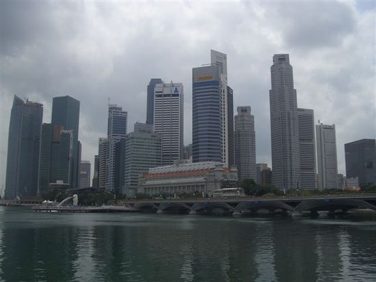skyline vo singapor. das chline wisse ding wo wasser spoeit isch dr merlion (fisch und loewe in eim), z wahrzeichen vo singapor